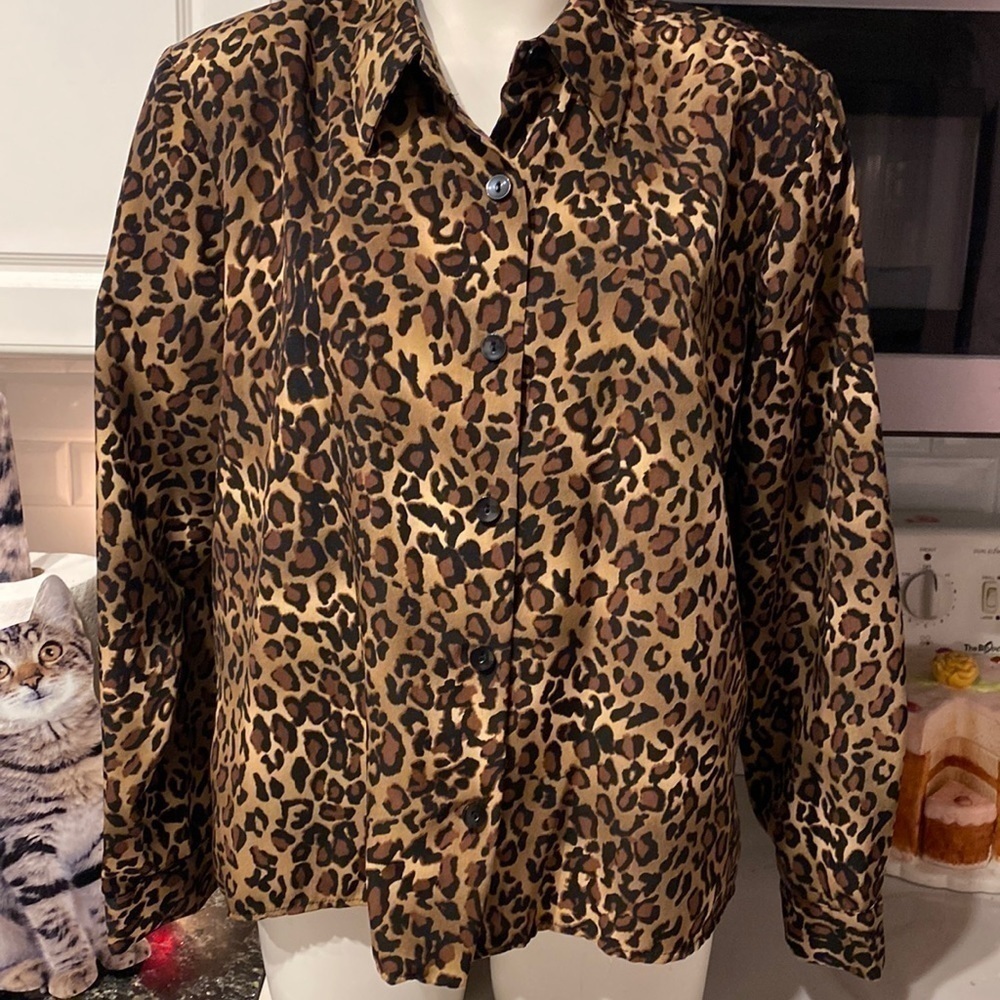 A Susan Graver casual animal print long sleeve button up regular size shirt XL